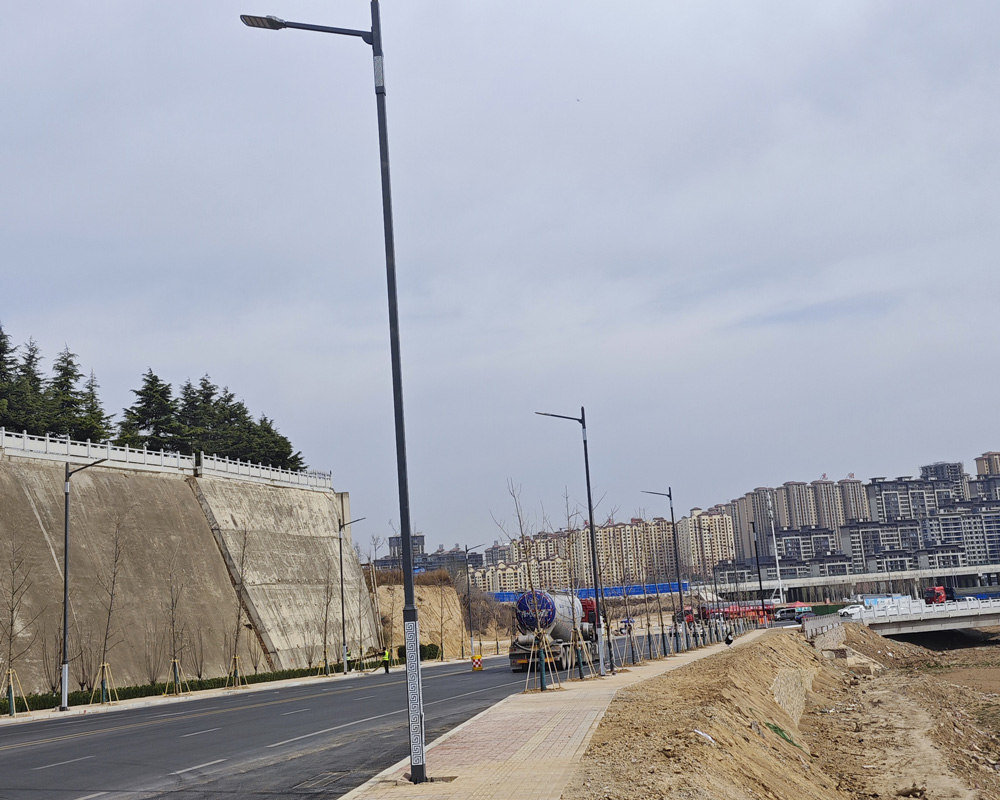 河南省某市LED回形纹市政路灯施工现场案例